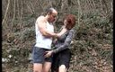 My Dirty Family: Böse beobachter erwischte eine rothaarige MILf beim pissen im wald...