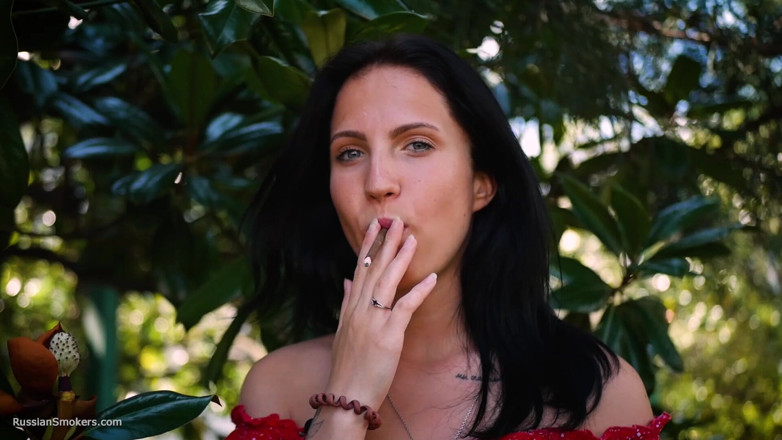 Russian Smokers: Kırmızı elbiseli ateşli esmer kadın sigara içiyor