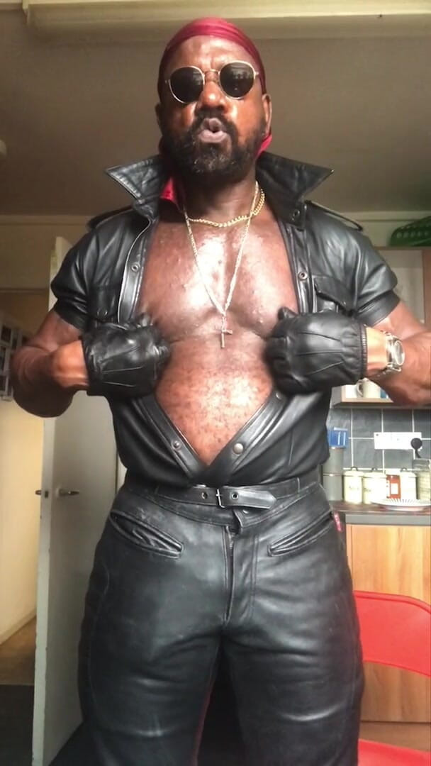 Brodyjayrichardson: 黒煙筋肉パパ乳首プレイ