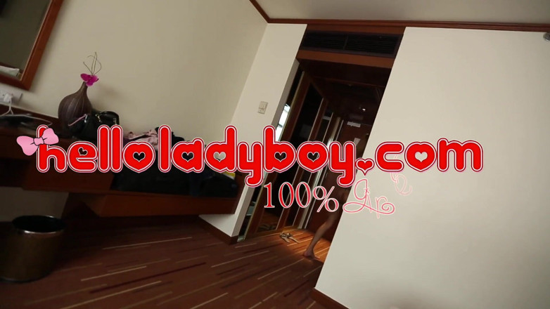 Hello Lady Boy: Tante semok lagi mandi sperma