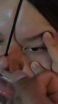 S ptákem na obličeji a spermatem v očích