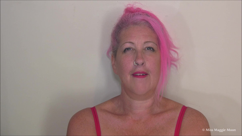 Maggie Moon: Auf einem faustdildo hüpfen