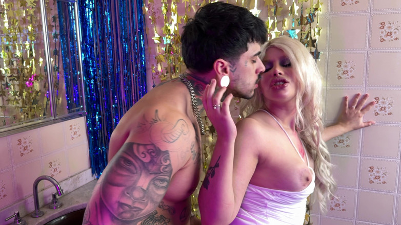 Quente club: 화장실에서 온 금발은 할로윈 파티에서 펌핑된 사람들의 소원을 들어주었습니다