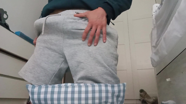 Elvissc: The Fitness Trainer Jerks off Inside His Pants and Shows...
