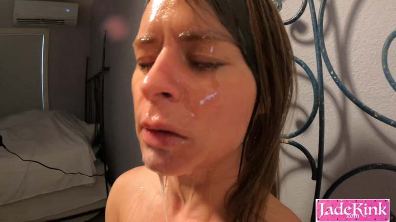 Jade Kink: Chica sexy descuidada empapada en semen