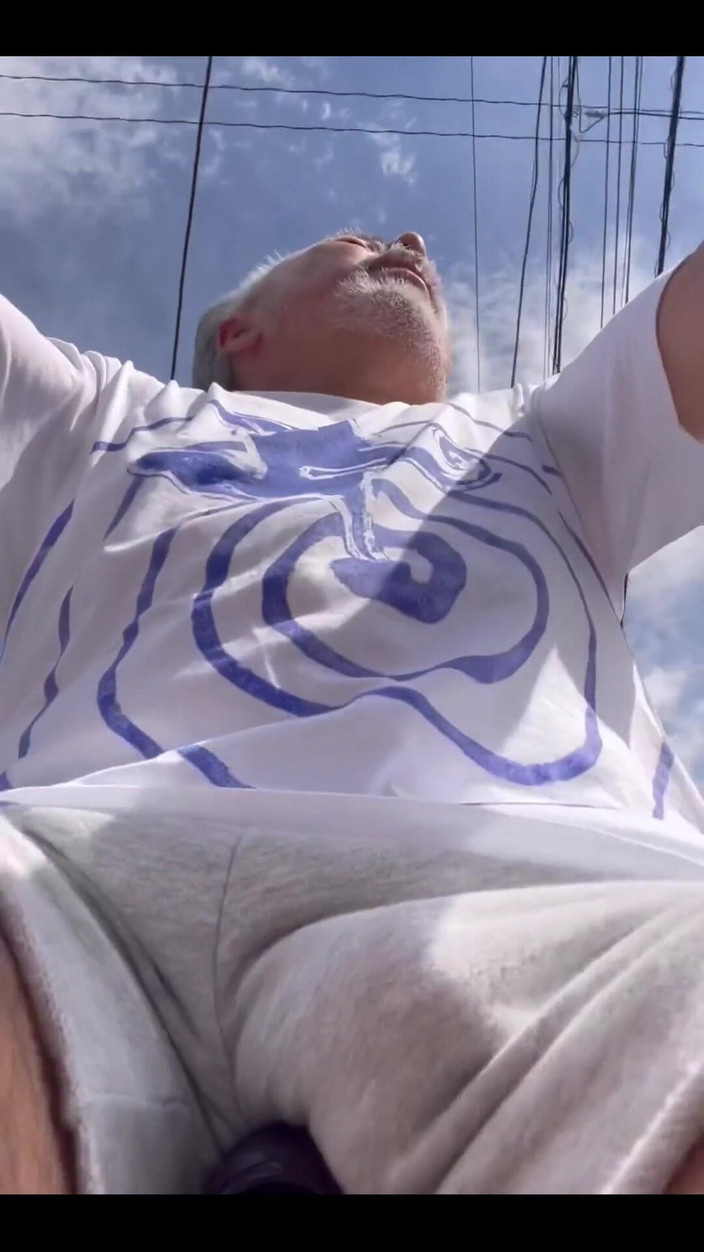 Japanese daddy: Dia hanya menunggangi motornya dengan kaus dan tanpa pakaian dalam ...