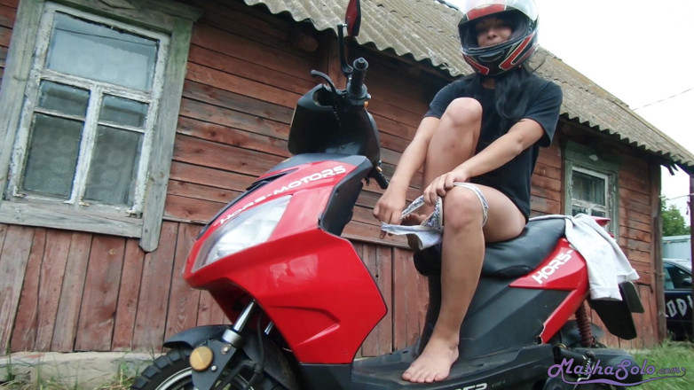 Masha Solo: Kasklı kız üvey erkek kardeşinin motosikletinde amını sıvazlıyor ve orgazm oluyor
