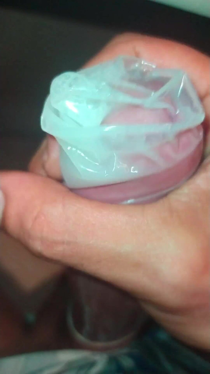 Naughty Cock: Masturbazione senza pasticci, tutto tenuto dentro il preservativo.
