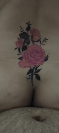Indische vrouw met nep-tatoeage hete moeder