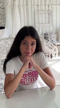 Enteada deixa padrasto transar com ela porque ele descobriu que ela é uma famosa estrela pornô