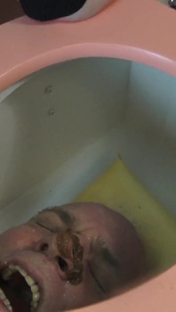 ペディキュアと唾のためのトイレのゴミ - マダム・カーラは彼女の古い奴隷をペディキュアの奴隷と唾を吐くように堕落させる