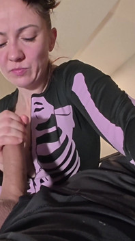 Halloween zachází s nekonečným tokem spermatu z obrovského ptáka v ústech