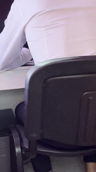 Nauczycielka kusi swojego ucznia do seksu po zajęciach