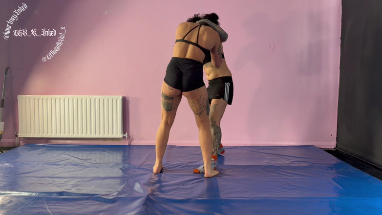 She Wrestle: 2 awek panas bergoyang