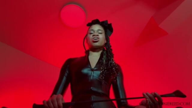 Rosie Reed: Bate-ti coaiele si mananca-o - Negresa Femdom Zeiță Rosie Reed CBT și...