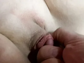 Gira y tira de mi clítoris