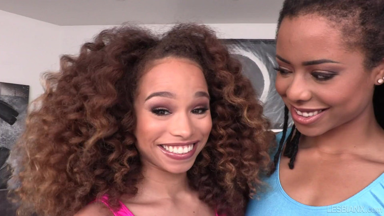 LesbianX: Ebony Kira Noir a Cecilia Lion první lesbický anál - LesbianX