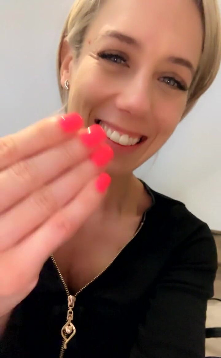 Nesty: Pembe tırnaklarımı beğendin mi?