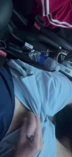 Yaşlı adam genç Uber sürücüsünün yanında mastürbasyon yapıyor ve yardım eli alıyor.