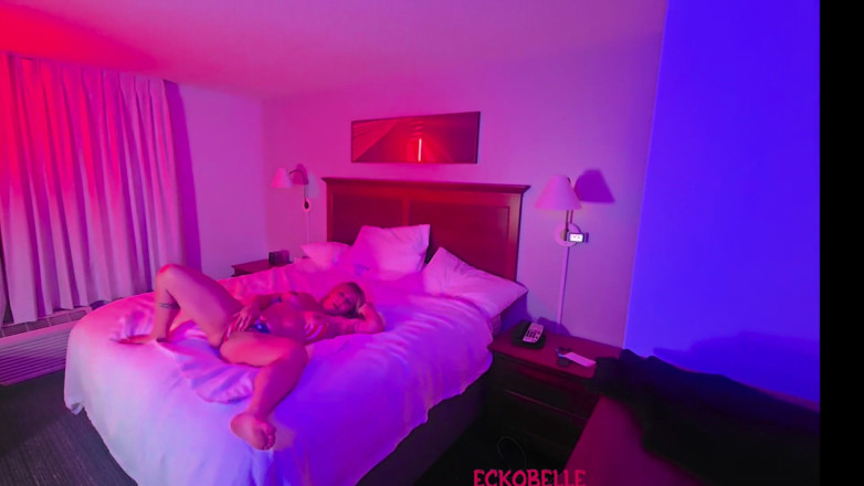 Ecko Belle: Eckobelle neukt een vreemde op 4 juli