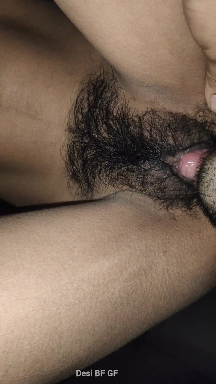 Manoj12015: Harig romig roze poesje van mijn vriendin zuigen en spelen...