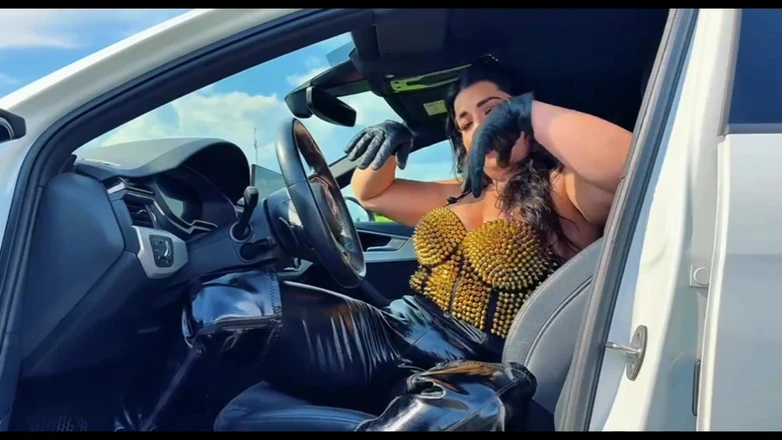 LadyAyse5: Kapı açılıyor: Bayan Ayşe dışarı çıkıyor