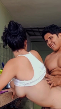 Chó cái bị đóng đinh trong nhà bếp