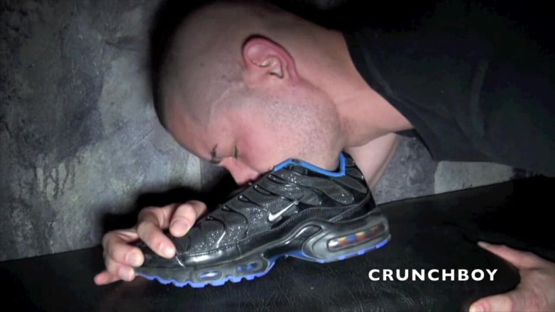 Sneaker gay: Dwóch seksownych łuszczących się w trampkach na zapleczu