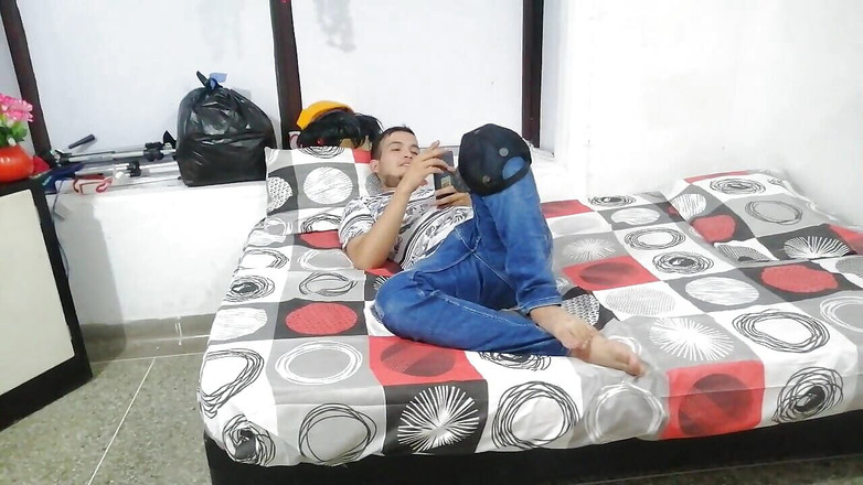 ANGELES: Fratele meu vitreg profită de faptul că suntem singuri și profită...