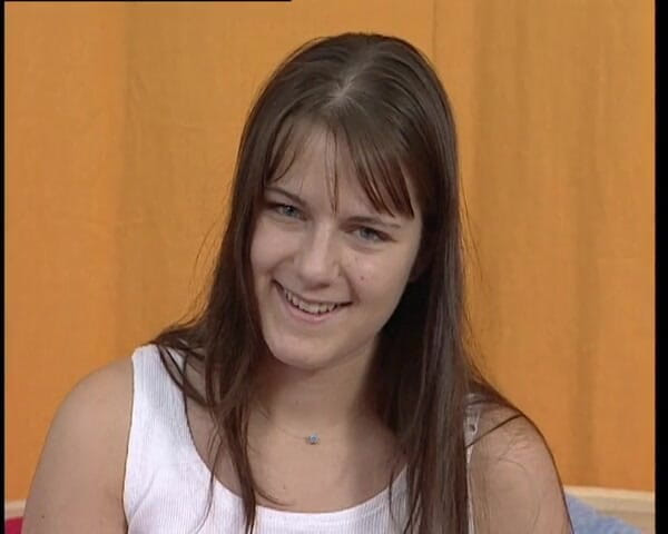 YOUR FIRST PORN: Junge Nadin Rasiert Ihre Muschi Softclip Young Nadin голить свою пизду м'яким кліпом