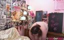 Girls Out West: Толстушка с огромными сиськами проникает в ее волосатую киску с дилдо