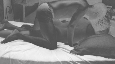 Lily & Theo: Theo menunjukkan pantat besar isterinya, menjilat dubur dan dia melancap...