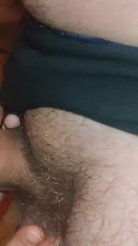 Close-up do boquete com porra na boca