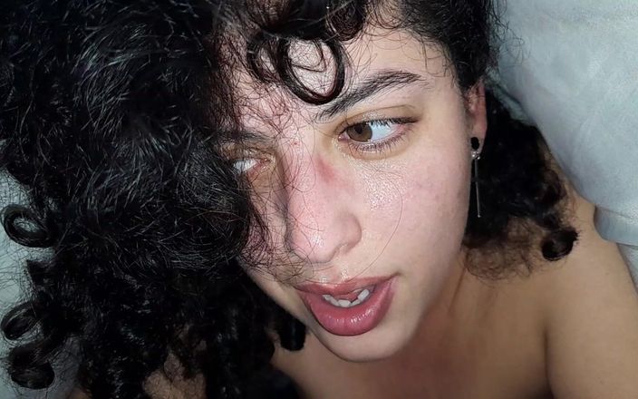 Eddie Queens: Orální sex pod přikrývkou + vibrátor uvnitř... Já skončím celá zrzka!