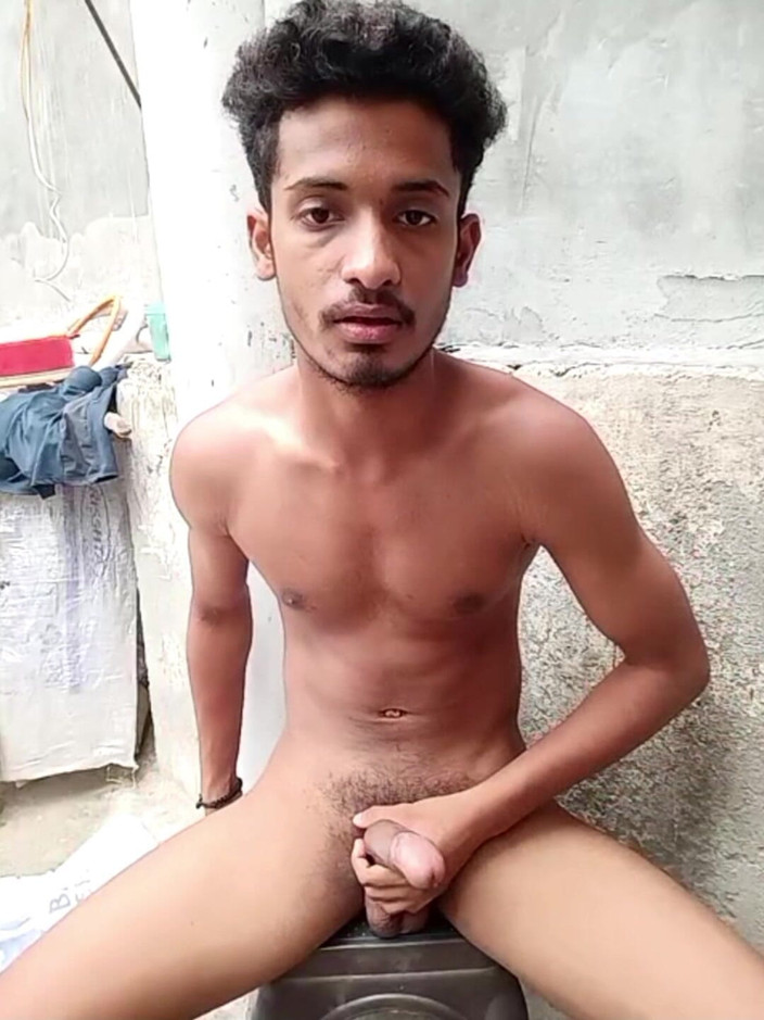 Curlyboy: Joven indio desnudo gran polla mostrando de cerca solo