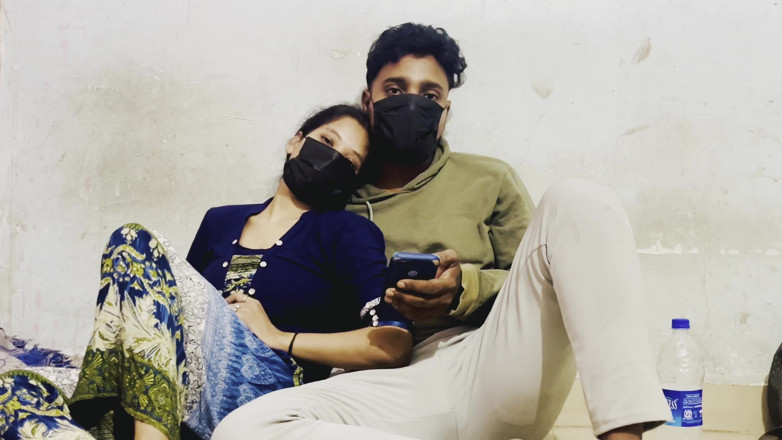 NikiRathod: hataane ke kapre, chunban stan dabaana vah ise pyar karti...