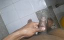 Wheyincognito: Un homme baise dans la salle de bain en se...