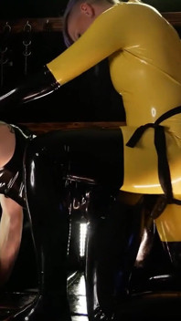 섹시한 서브와 섹스하는 Latex 사이즈 퀸