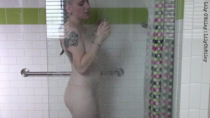 Lily O'Riley: Badezimmerkamera: Stehdusche