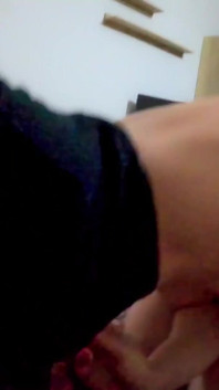 MILF berambut merah dengan tetek kendur memakai zakar Balaclava menghisap dengan ghairah yang hebat