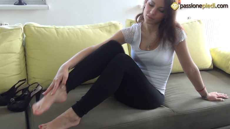 Foot Fetish HD: Angela, thiếu niên tóc nâu xinh đẹp chơi với đôi chân của...