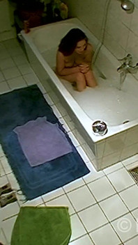 MILF Fait De L’hygiène Personnelle Dans La Salle De Bain