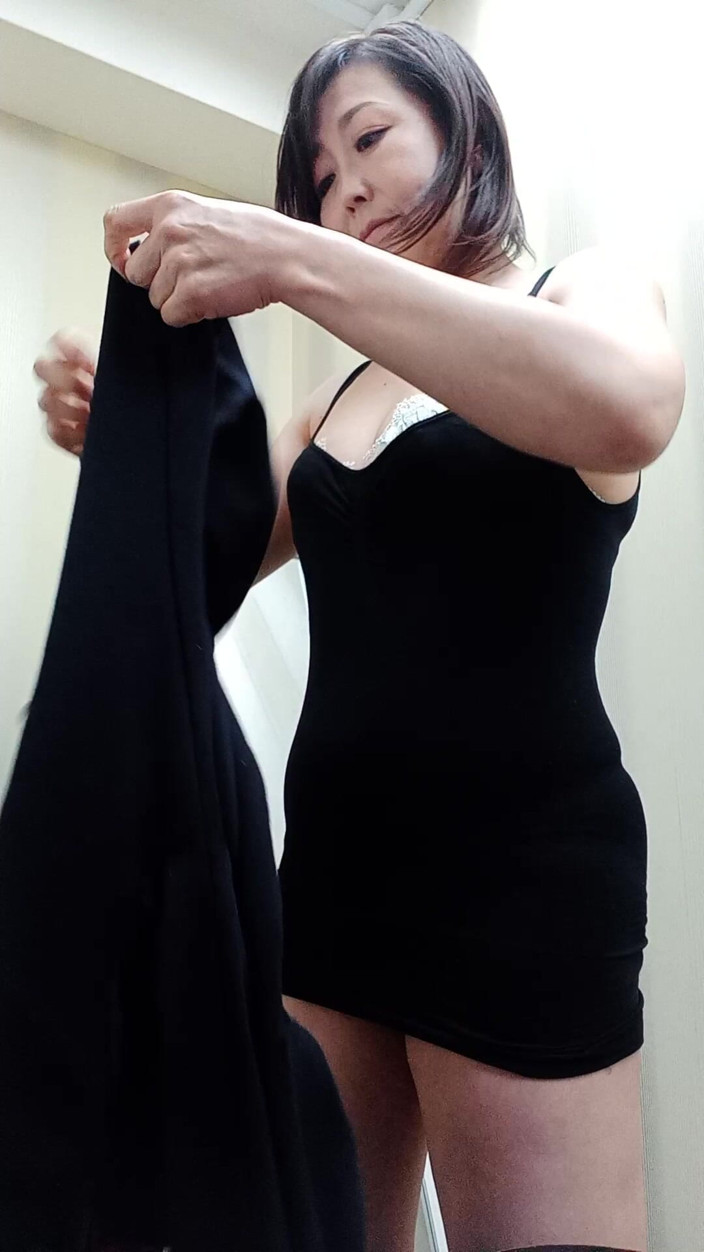 Mayumi Kanzaki: Mature Woman Changing Clothes
