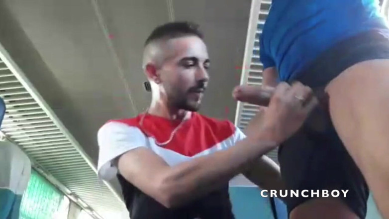 Kinky Bareback Boys: Genç heteroseksüel adam tarafından trende korunmasız kullanılıyor