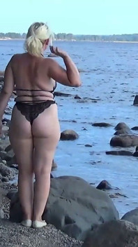 provocando e enxaguando no lago.