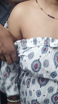 Tetas grandes esposa india lactante follada en sexo completo duro en perrito