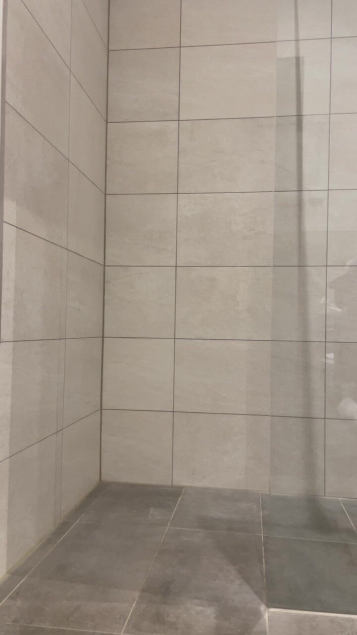 PervyLara: Bambola di gomma nera trasparente tuta di lattice in bagno
