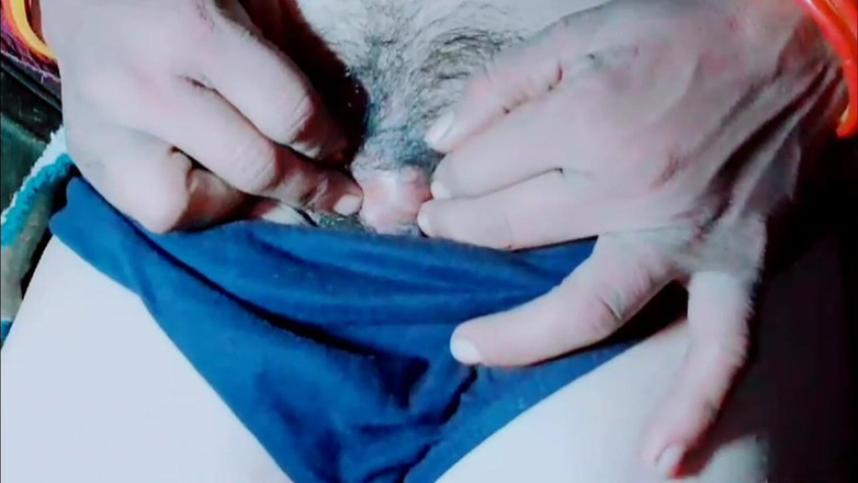 TricolorMusic3: Awek seksi cantik panas tidak ada di rumah, melancap bersendirian...