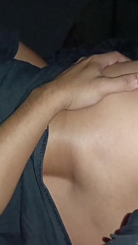 La deliziosa figliastra di mia moglie ama guardare porno mentre scopiamo