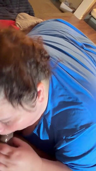 Cette adore un bon massage de la gorge